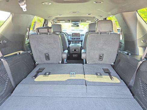 Used 2024 GMC Yukon SLT RWD image 12