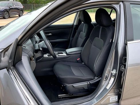 Used 2025 Nissan Sentra SV FWD image 8