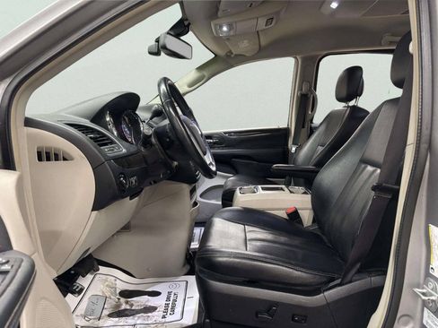 Used 2015 Chrysler Town & Country Touring-L w/ Driver Convenience Group FWD image 12