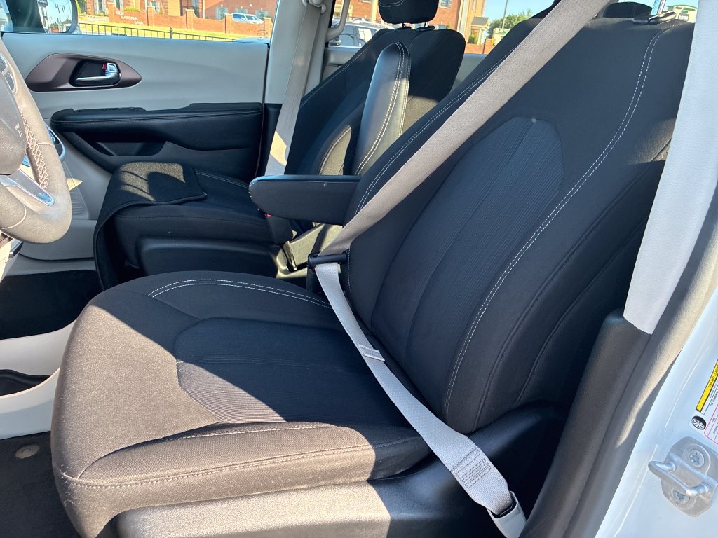 Used 2022 Chrysler Voyager LX FWD image 10