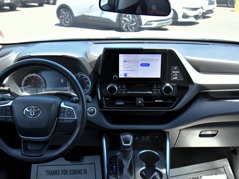 Used 2024 Toyota Highlander LE AWD/4WD image 38