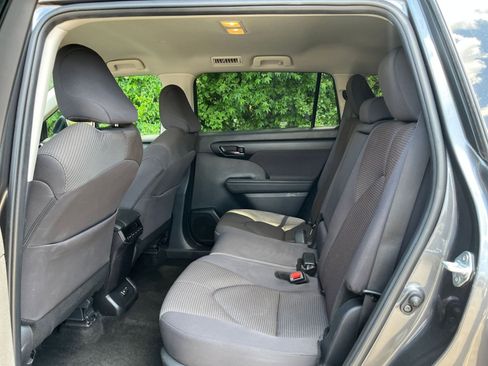 Used 2025 Toyota Highlander LE FWD image 27