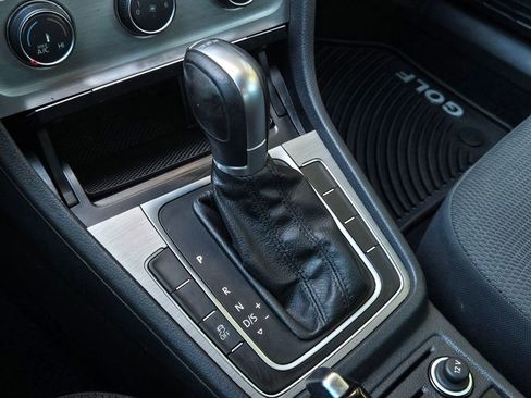 Used 2017 Volkswagen Golf S image 18