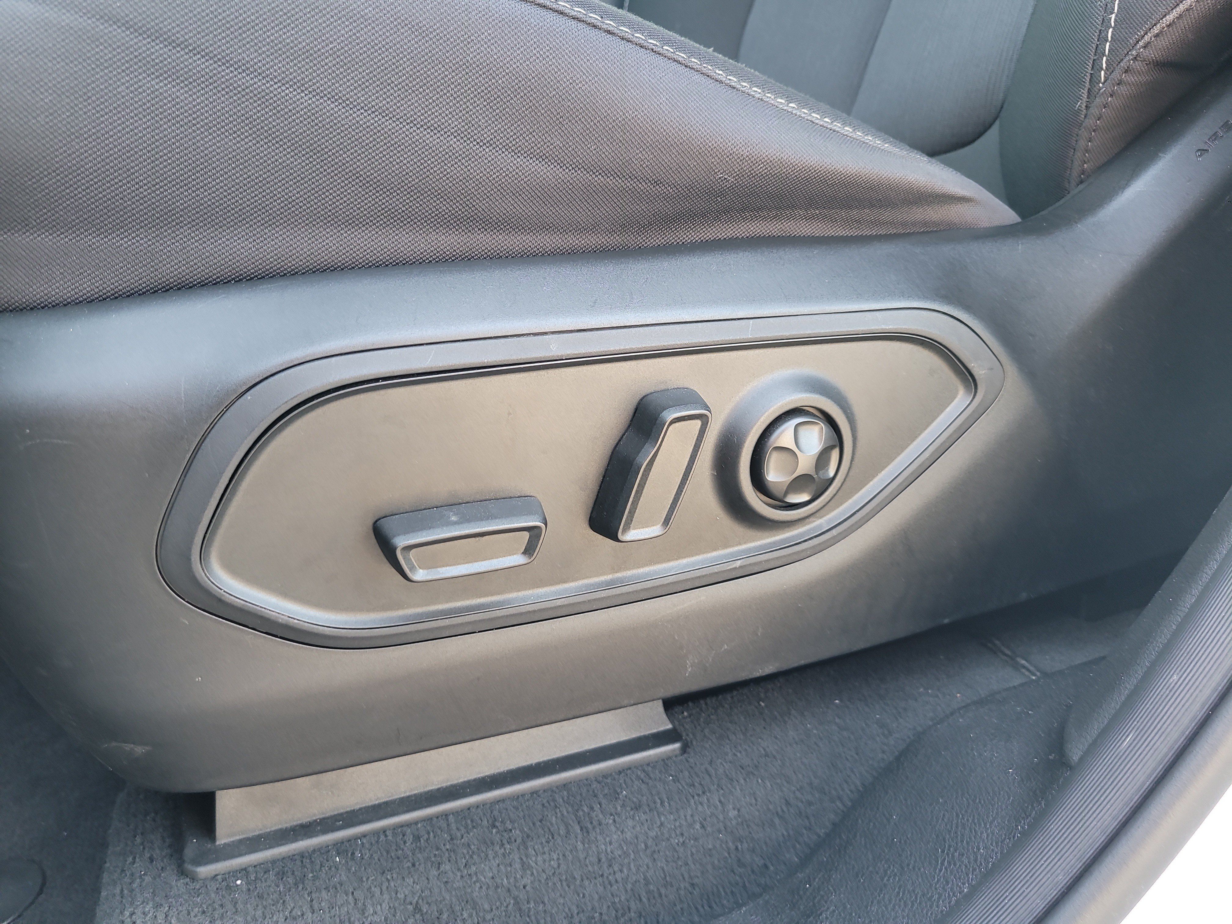 Used 2025 Jeep Grand Cherokee Laredo w/ Luxury Tech Group I RWD image 18