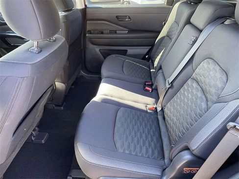 Used 2023 Nissan Pathfinder SV image 13