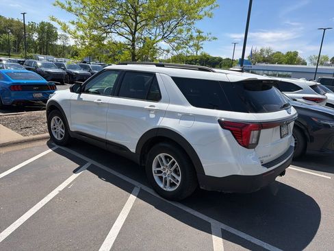Used 2026 Ford Explorer Active AWD/4WD image 3