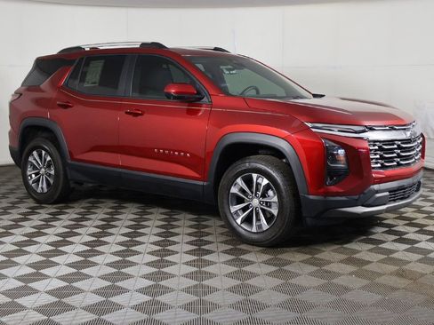 Used 2025 Chevrolet Equinox LT w/ Convenience Package II image 2