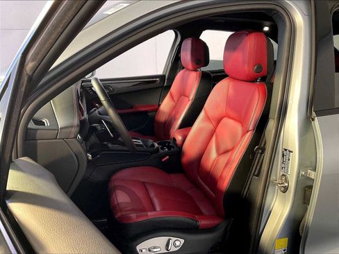 Certified 2023 Porsche Macan AWD/4WD image 5