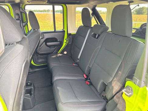 Used 2021 Jeep Wrangler Unlimited Rubicon w/ Safety Group AWD/4WD image 21