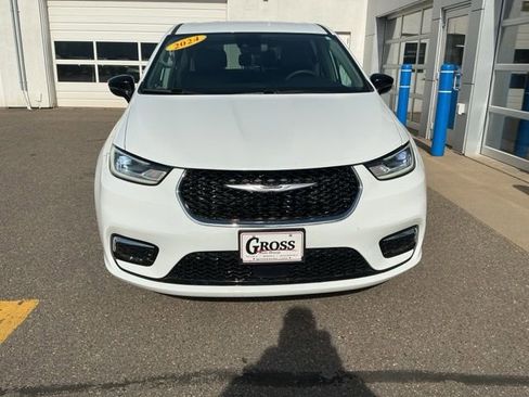 Used 2024 Chrysler Pacifica Touring-L FWD image 3