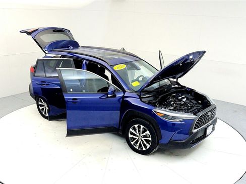 Certified 2022 Toyota Corolla Cross XLE image 24