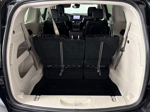 Used 2023 Chrysler Pacifica Touring-L FWD image 39