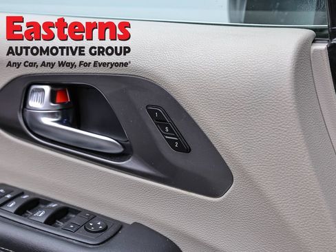 Used 2023 Chrysler Pacifica Touring-L FWD image 21