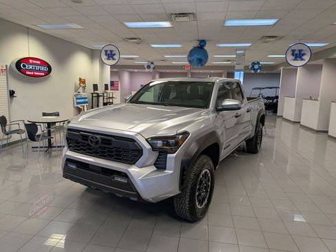 Used 2025 Toyota Tacoma Limited image 4