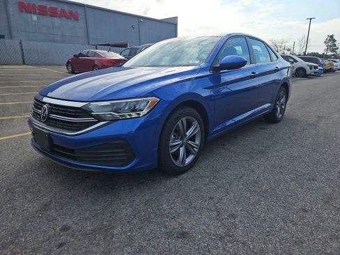 Used 2024 Volkswagen Jetta SE image 2