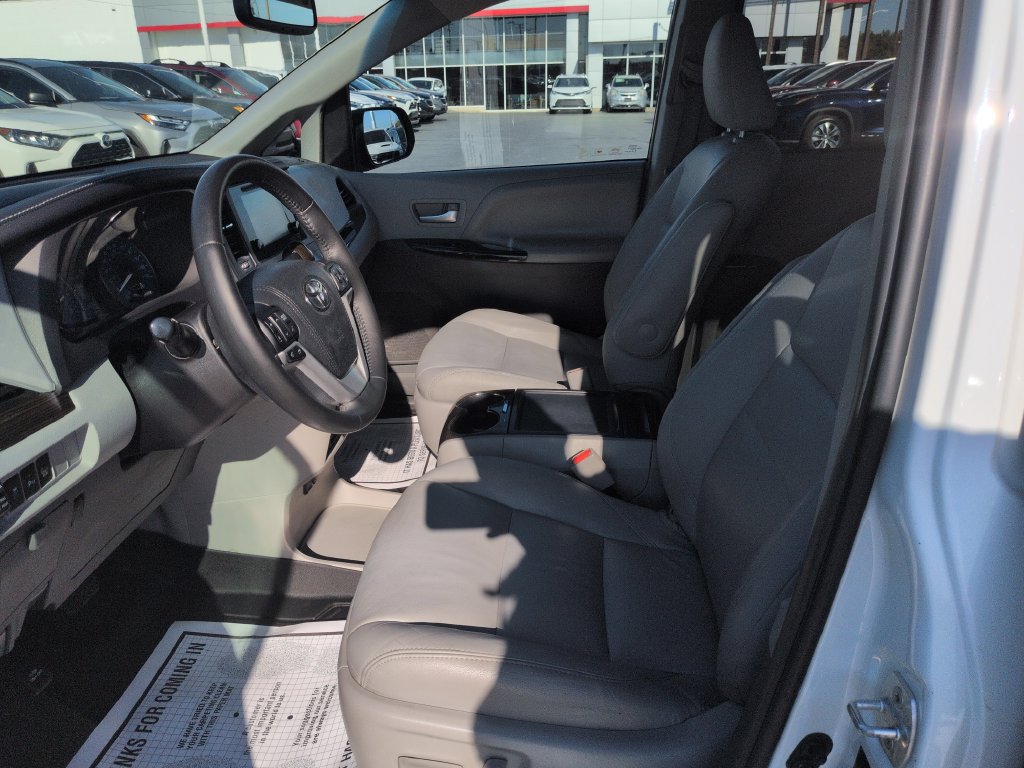 Used 2017 Toyota Sienna FWD image 9