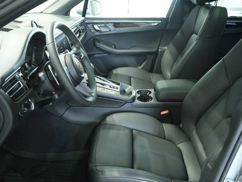 Certified 2024 Porsche Macan image 5
