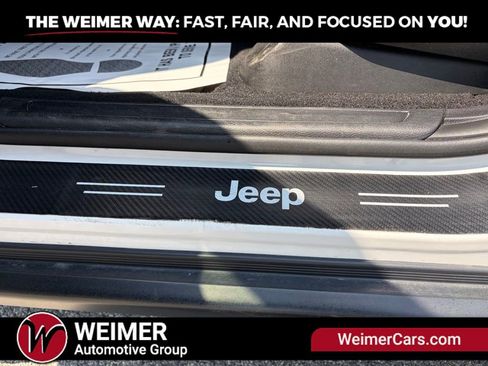 Used 2021 Jeep Grand Cherokee Laredo AWD/4WD image 31