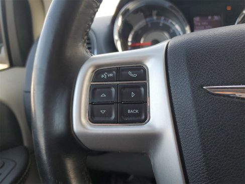 Used 2016 Chrysler Town & Country Touring image 21