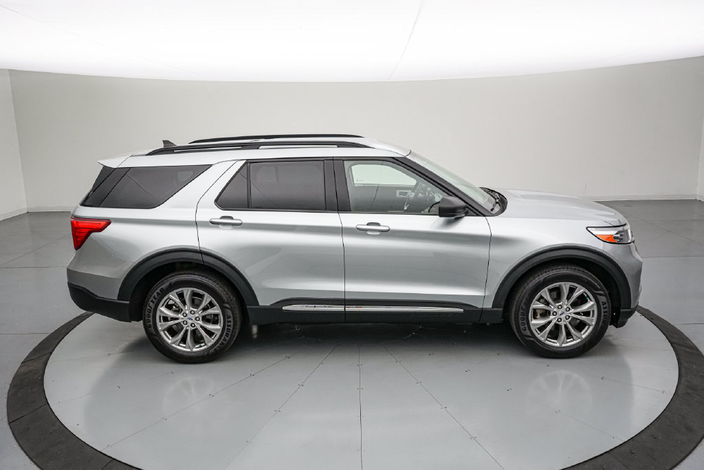 Certified 2023 Ford Explorer XLT w/ Equipment Group 202A AWD/4WD image 3