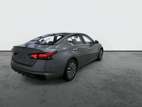 Used 2024 Nissan Altima 2.5 SV FWD image 3