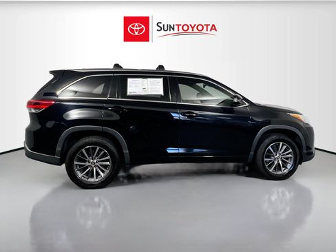 Used 2018 Toyota Highlander XLE FWD image 2