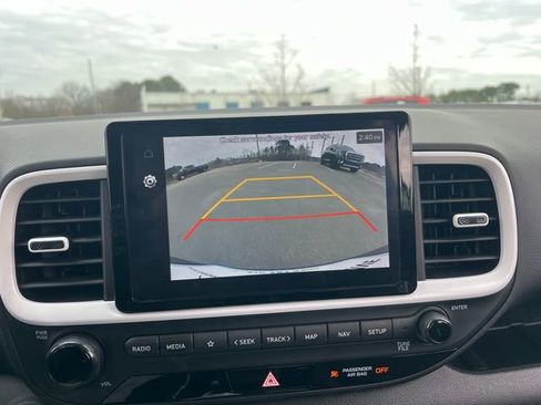 Used 2023 Hyundai Venue Limited image 24