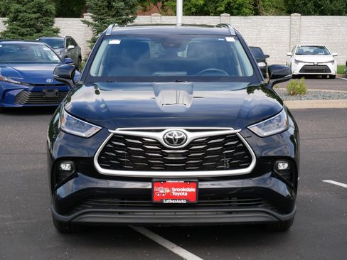 Used 2021 Toyota Highlander XLE AWD/4WD image 2