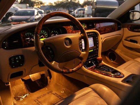 Used 2004 Jaguar XJ8 image 21