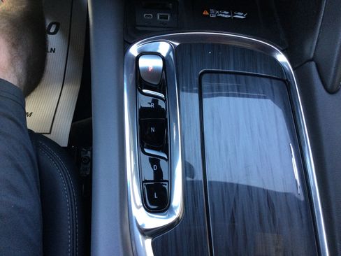 Used 2023 Buick Enclave Essence AWD/4WD image 15