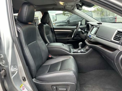 Used 2019 Toyota Highlander XLE FWD image 19