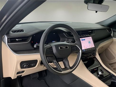 Used 2025 Jeep Grand Cherokee Limited image 34