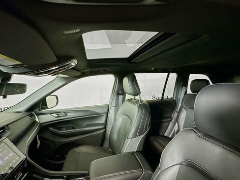 New 2025 Jeep Grand Cherokee Altitude image 21