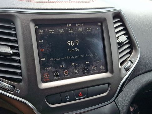 Used 2019 Jeep Cherokee Trailhawk AWD/4WD image 15