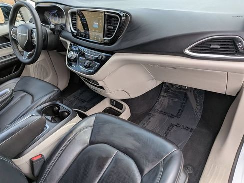 Used 2024 Chrysler Pacifica Touring-L FWD image 30