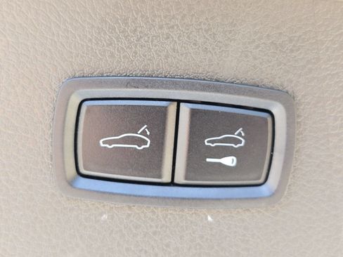 Used 2025 Porsche Macan AWD/4WD image 25