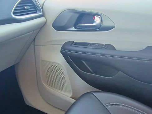 Used 2023 Chrysler Pacifica Touring-L image 34