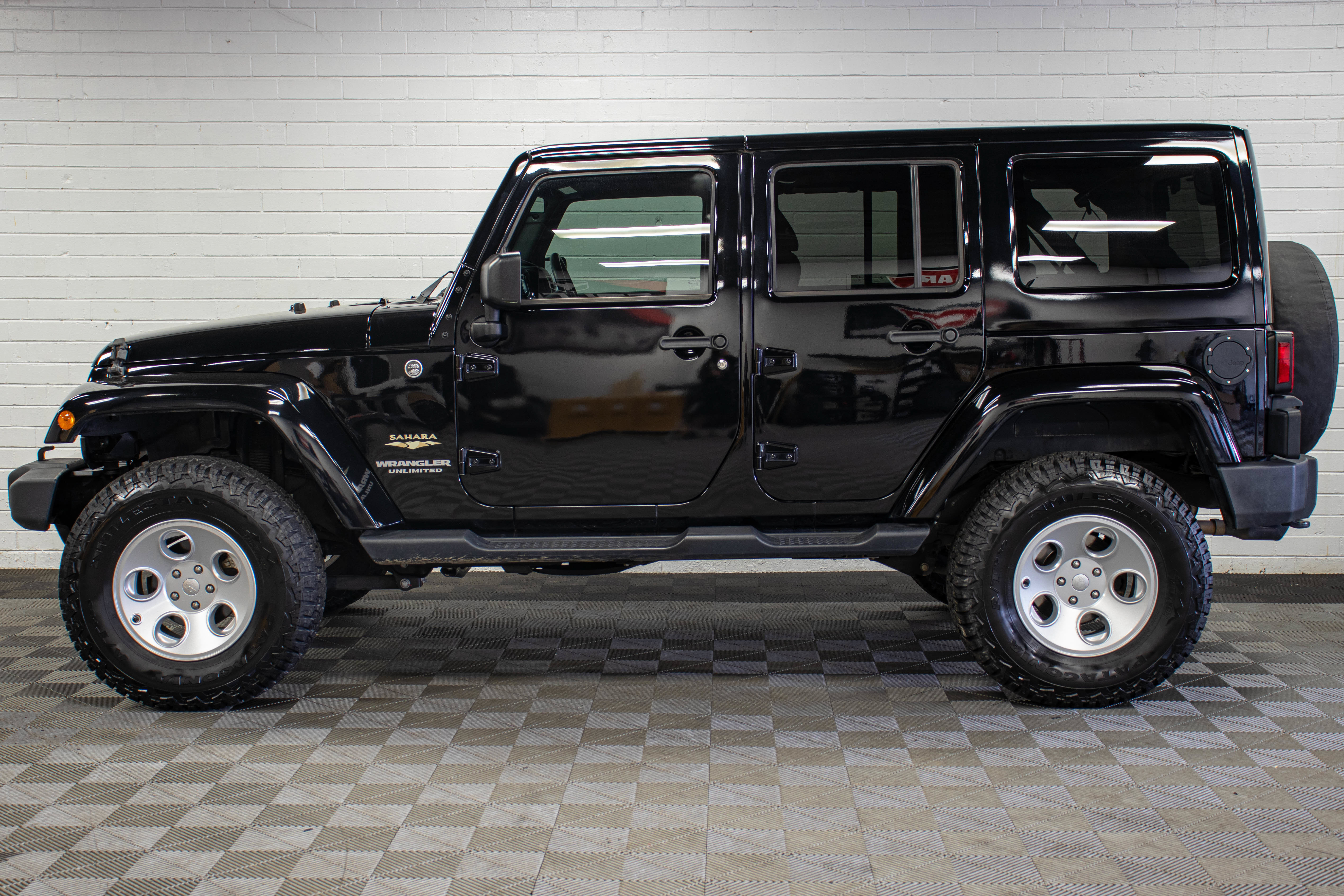 Used 2015 Jeep Wrangler Unlimited Sahara w/ Max Tow Package AWD/4WD image 6