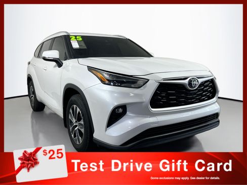 Used 2024 Toyota Highlander XLE FWD image 1