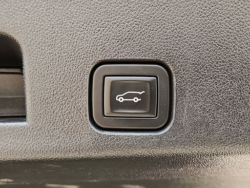 Used 2025 Chevrolet Traverse LT FWD image 7