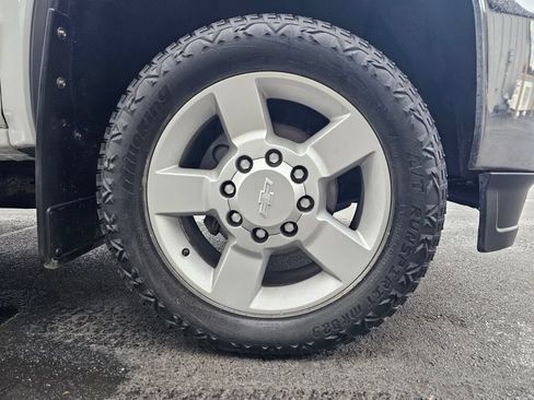 Used 2018 GMC Sierra 3500 SLE w/ SLE Fleet Preferred Package AWD/4WD image 9