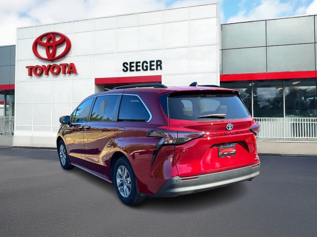 Used 2024 Toyota Sienna XLE FWD image 9