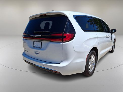 Used 2025 Chrysler Pacifica Select FWD image 10