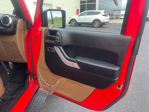 Used 2014 Jeep Wrangler Unlimited Sahara w/ Connectivity Group AWD/4WD image 11