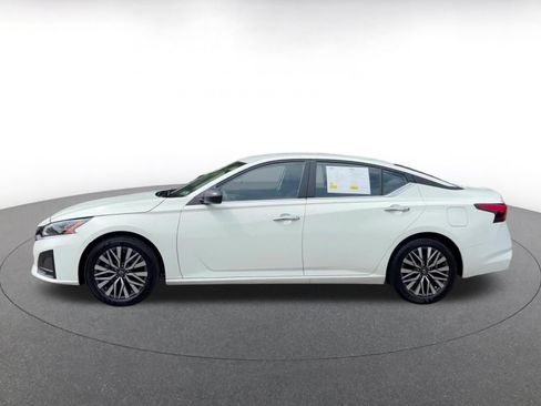 Used 2025 Nissan Altima 2.5 SV FWD image 9