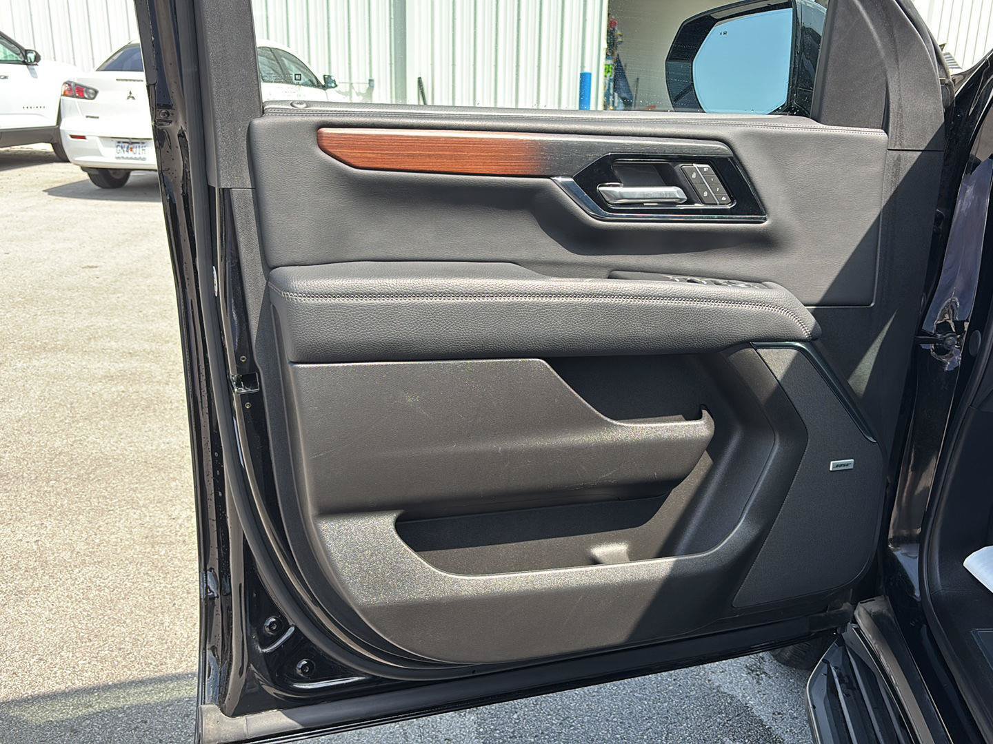 Used 2025 GMC Yukon Denali AWD/4WD image 14