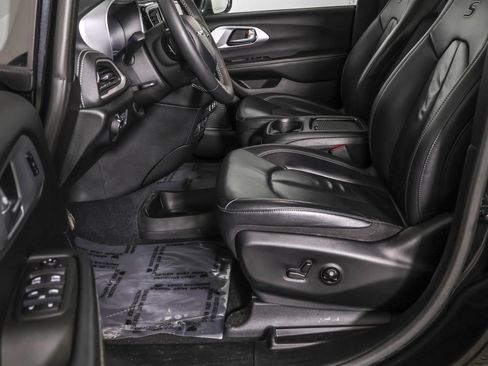 Used 2022 Chrysler Pacifica Touring-L w/ S Appearance Package image 22