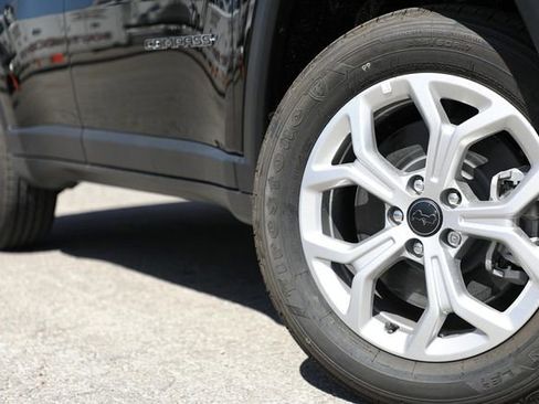 New 2025 Jeep Compass Latitude image 2