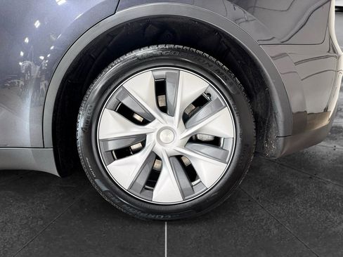 Used 2024 Tesla Model Y Long Range AWD/4WD image 31