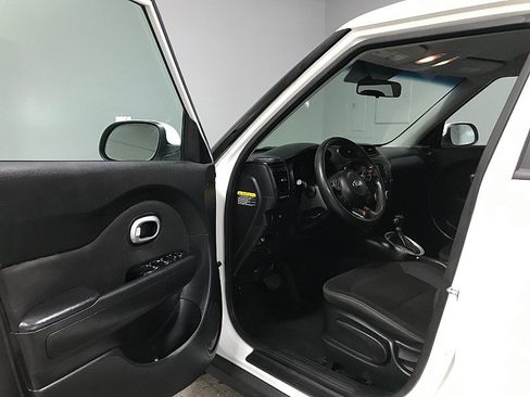Used 2017 Kia Soul FWD image 9